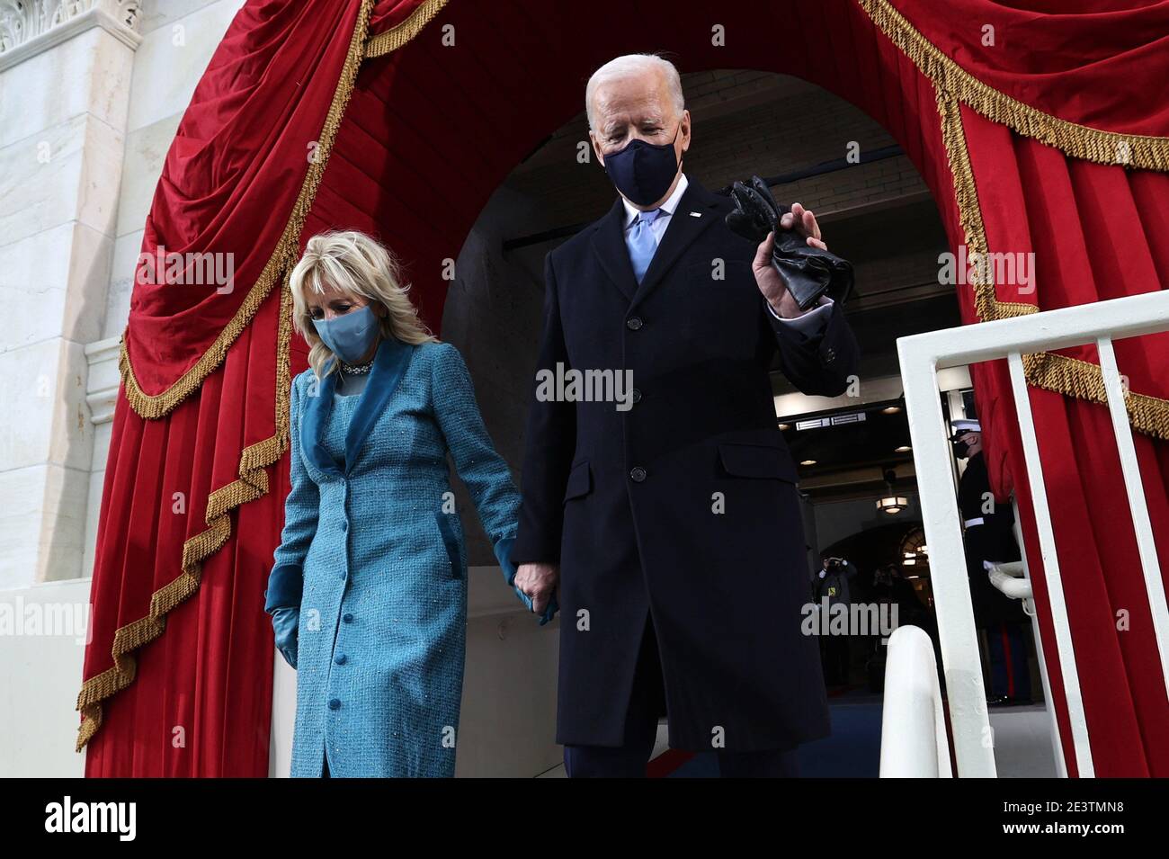 Le président élu Joe Biden arrive avec son épouse Jill Biden pour son investiture en tant que 46e président des États-Unis sur le front ouest du Capitole des États-Unis à Washington, États-Unis, le 20 janvier 2021. REUTERS/Jonathan Ernst/Pool/MediaPunch Banque D'Images