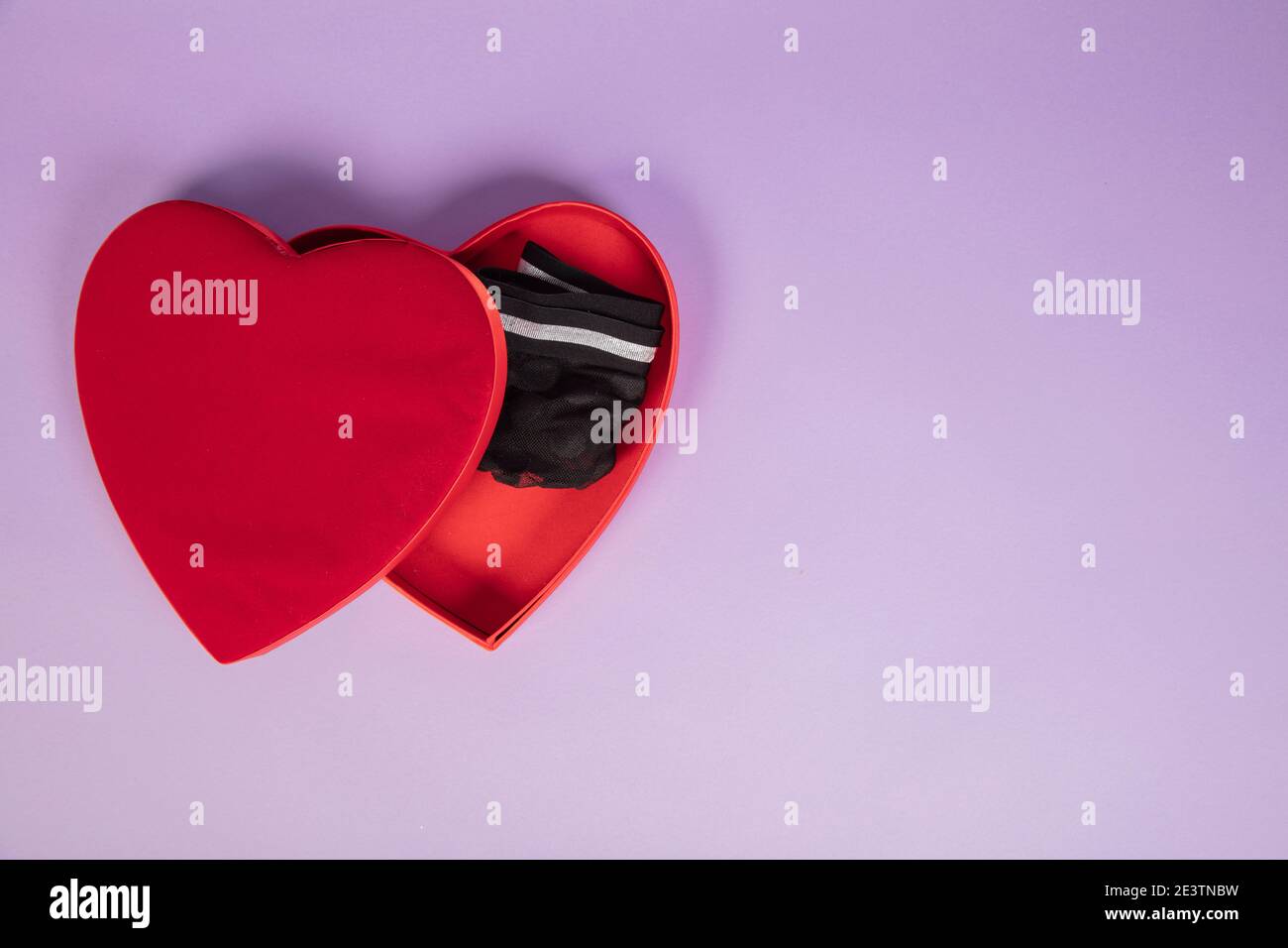 Cadeau parfait pour la Saint-Valentin, lingerie dans une boîte en forme de coeur, espace copie Banque D'Images