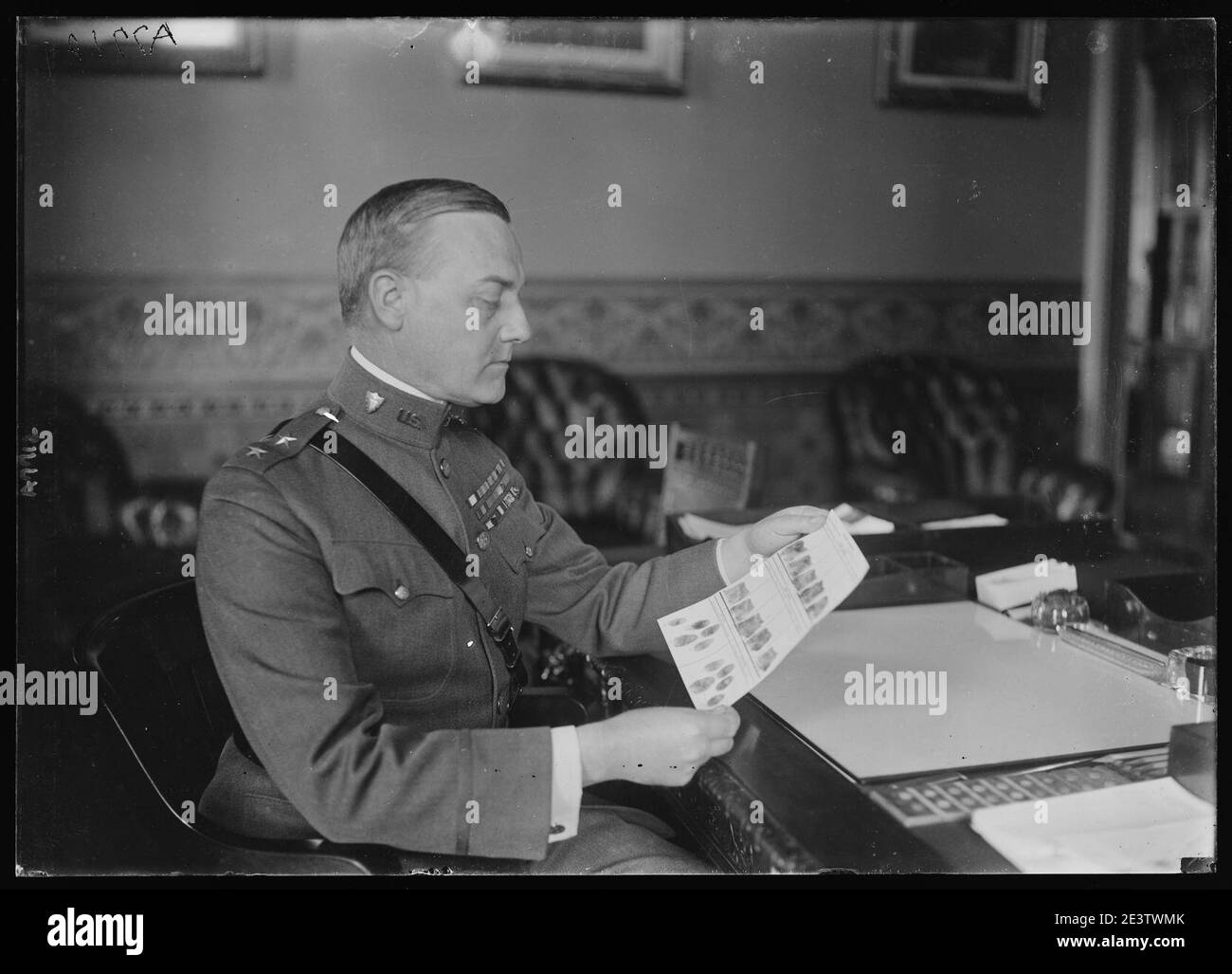 Le major-général Robert C. Davis, adjudant général de l'armée, en regardant son doigt imprime la première devant être prises en vertu d'un récent décret du ministère de la guerre Banque D'Images