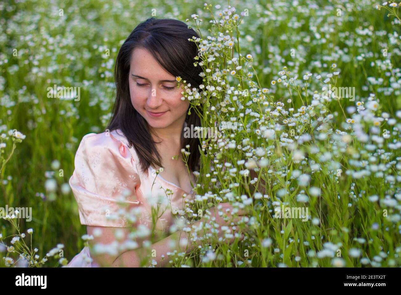 Portrait d'une fille en fleurs sauvages blanches Banque D'Images