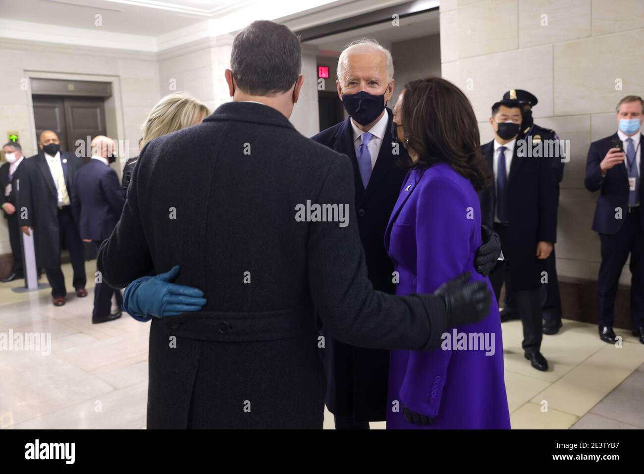 Washington, DC. 20 janvier 2021.WASHINGTON, DC - 20 JANVIER : le président américain Joe Biden et la première dame Jill Biden adoptent le vice-président Kamala Harris et le mari Doug Emhoff après l'inauguration de Biden sur le front ouest du Capitole des États-Unis le 20 janvier 2021 à Washington, DC. Au cours de la cérémonie d'inauguration d'aujourd'hui, Joe Biden devient le 46e président des États-Unis. (Photo par Win McNamee/Getty Images) | usage dans le monde crédit : dpa Picture Alliance/Alay Live News Banque D'Images