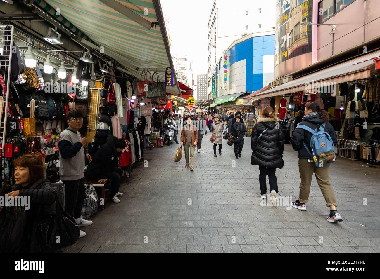 Des boutiques bordent les rues du marché de Namdaemun à Séoul, en Corée du Sud. Banque D'Images