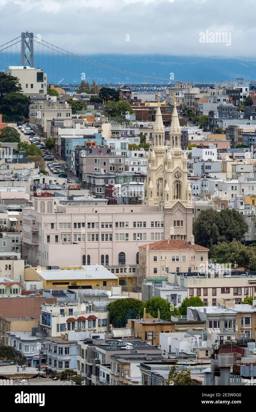 Vue sur l'église Saints Pierre et Paul dans le quartier de North Beach à San Francisco, Californie, États-Unis Banque D'Images