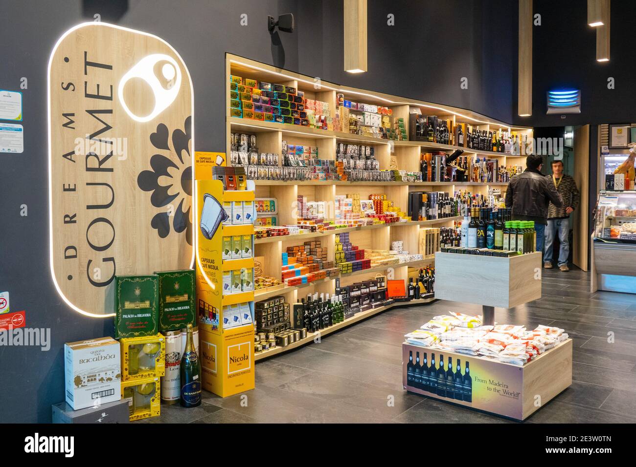 Dreams Gourmet Shop à l'intérieur de l'aéroport international de Lisbonne Portugal UN magasin Vente de produits alimentaires gastronomiques portugais emballés Banque D'Images