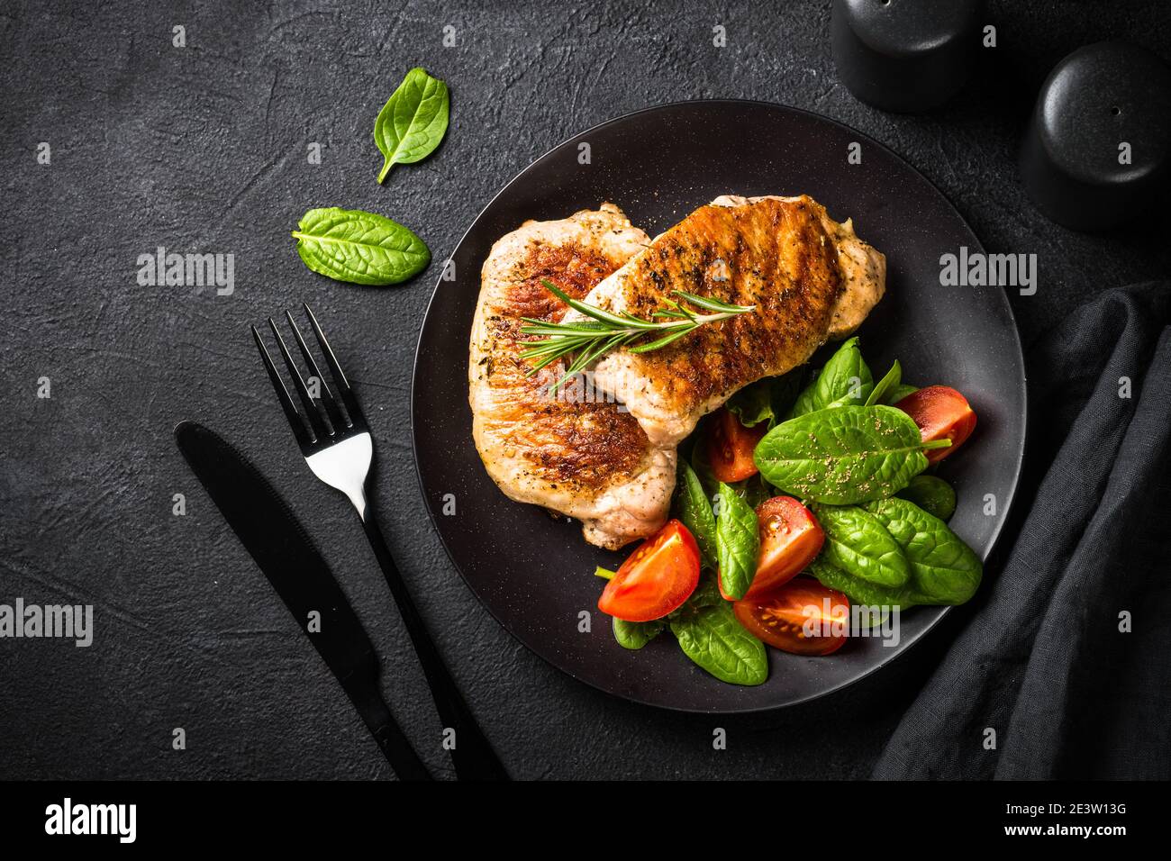 Steaks de viande avec salade fraîche au noir. Banque D'Images
