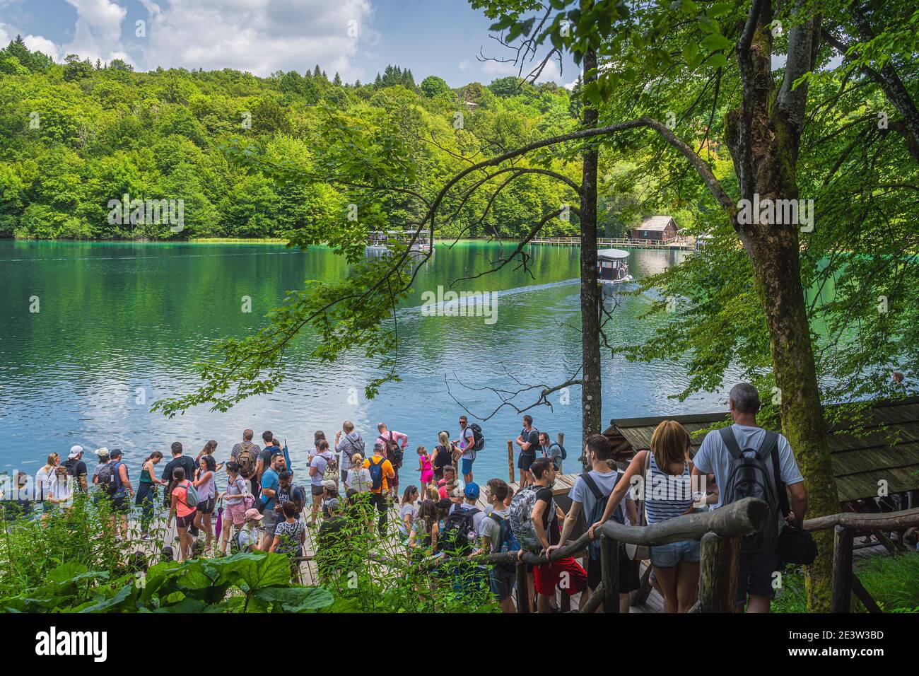 Plitvicka Jezera, Croatie, juillet 2019 des foules massives et des files d'attente pour le ferry pour traverser le lac dans le parc national des lacs de Plitvice patrimoine mondial de l'UNESCO Banque D'Images