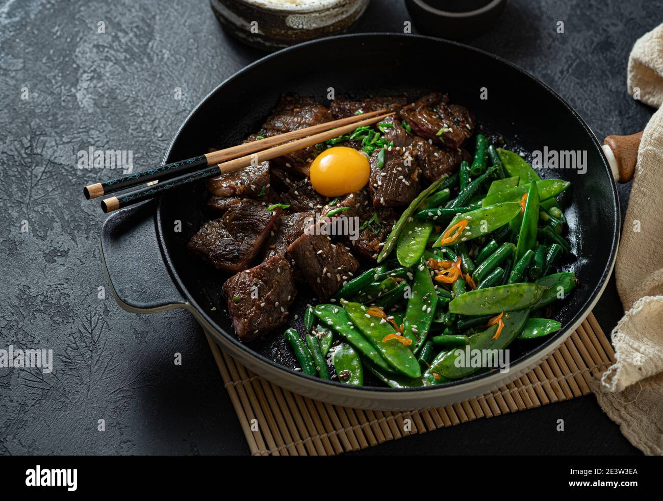 Barbecue maison bœuf coréen Bulgogi, steak de bœuf grillé avec sauce épicée. Banque D'Images