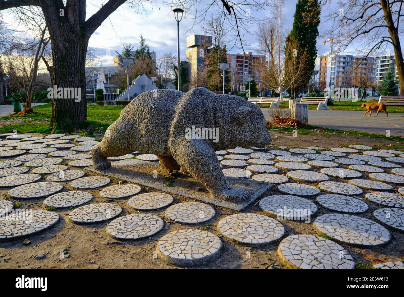 07.01.2021. Bulgarie, Kardzhali. Ours sculpture dans parc ouvert à Kardzali Bulgarie en début de matinée avec soleil. Banque D'Images