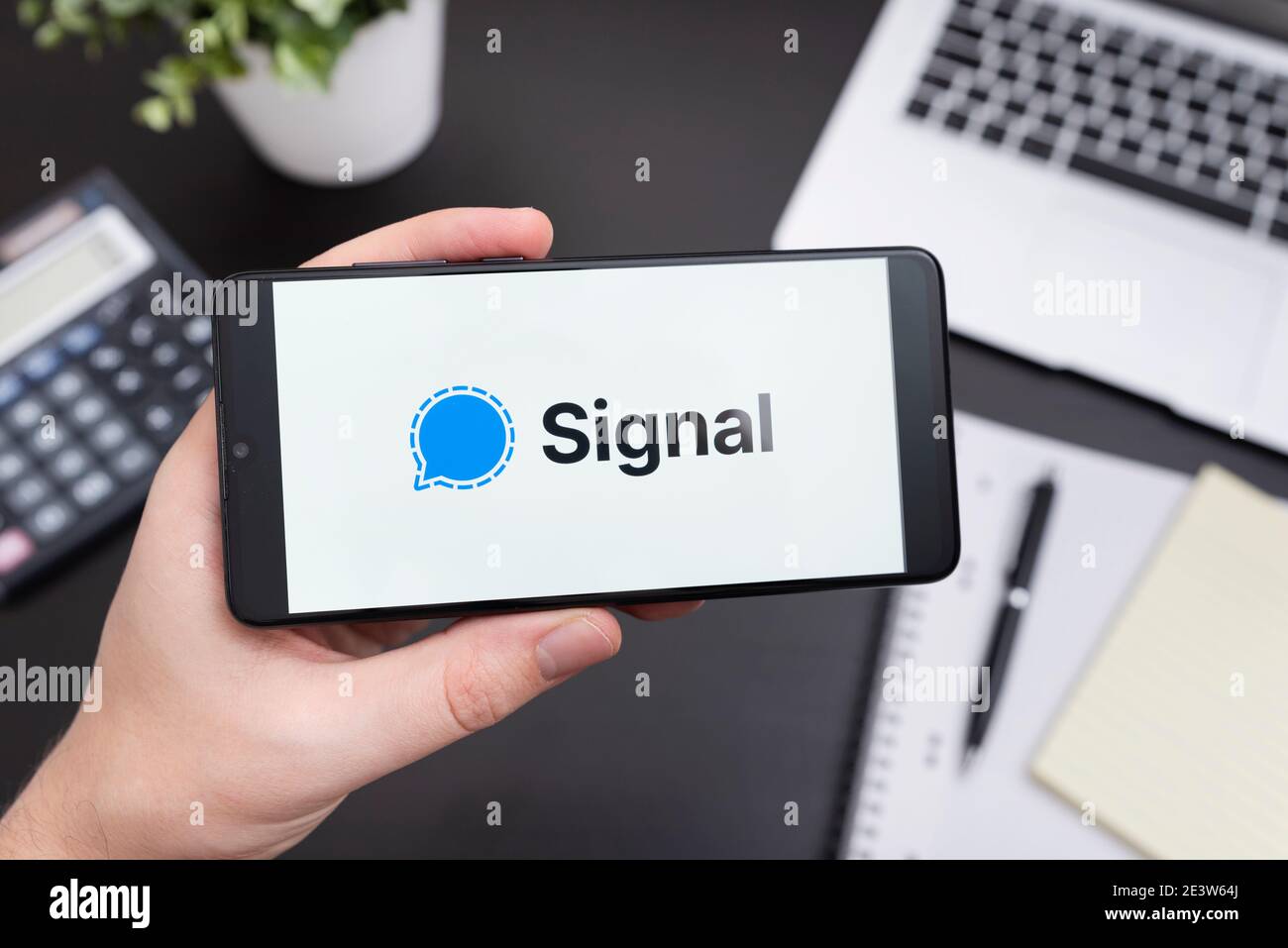 Wroclaw, Pologne - 20 JANVIER 2021 : application de signal sur smartphone avec Android. Application signal choisie par les utilisateurs pour la politique de confidentialité Banque D'Images