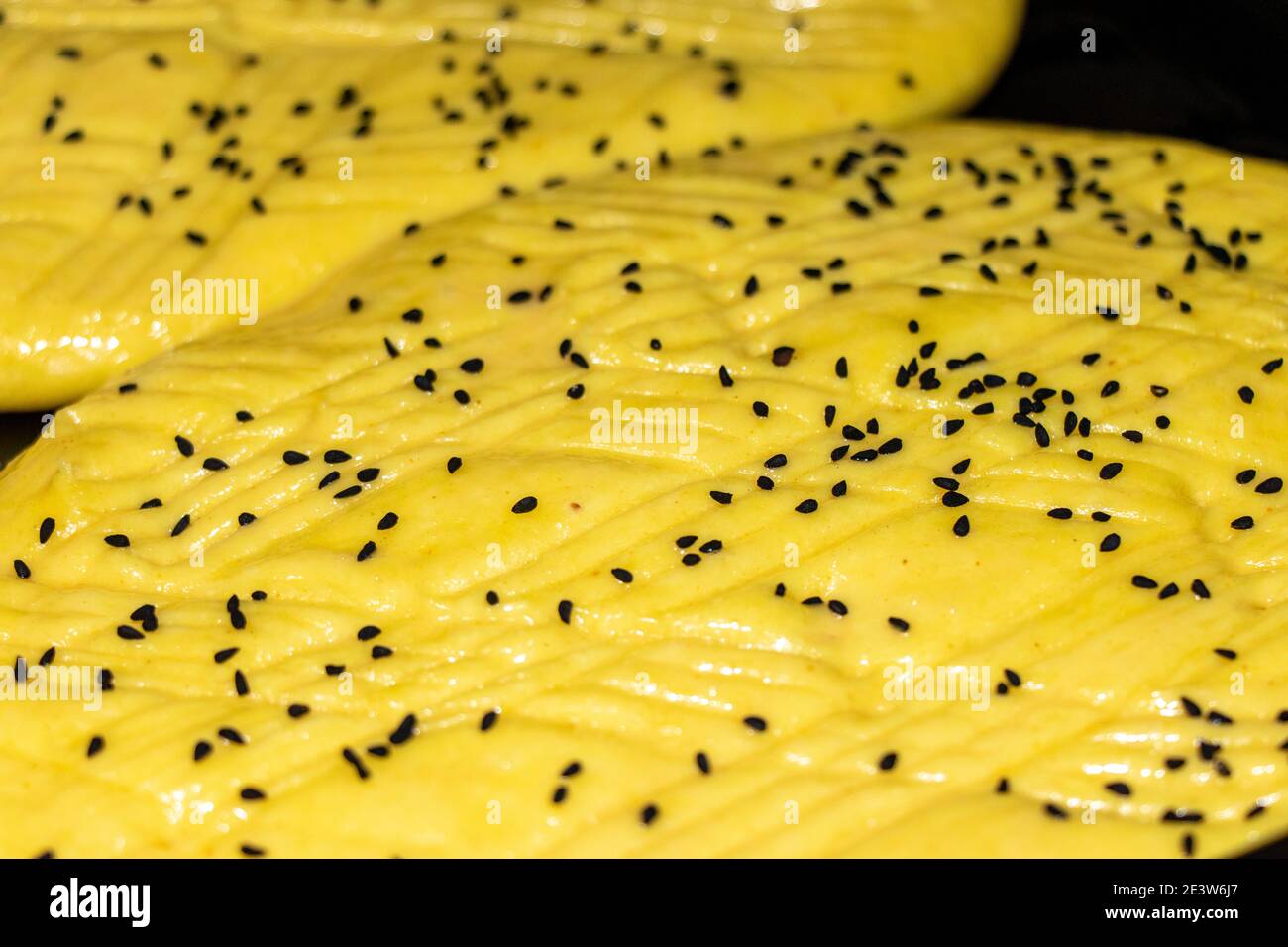 Pain de pade turc à la pâte maison avec graines de cumin noires prêtes à cuire. Arrière-plan de la boulangerie Banque D'Images