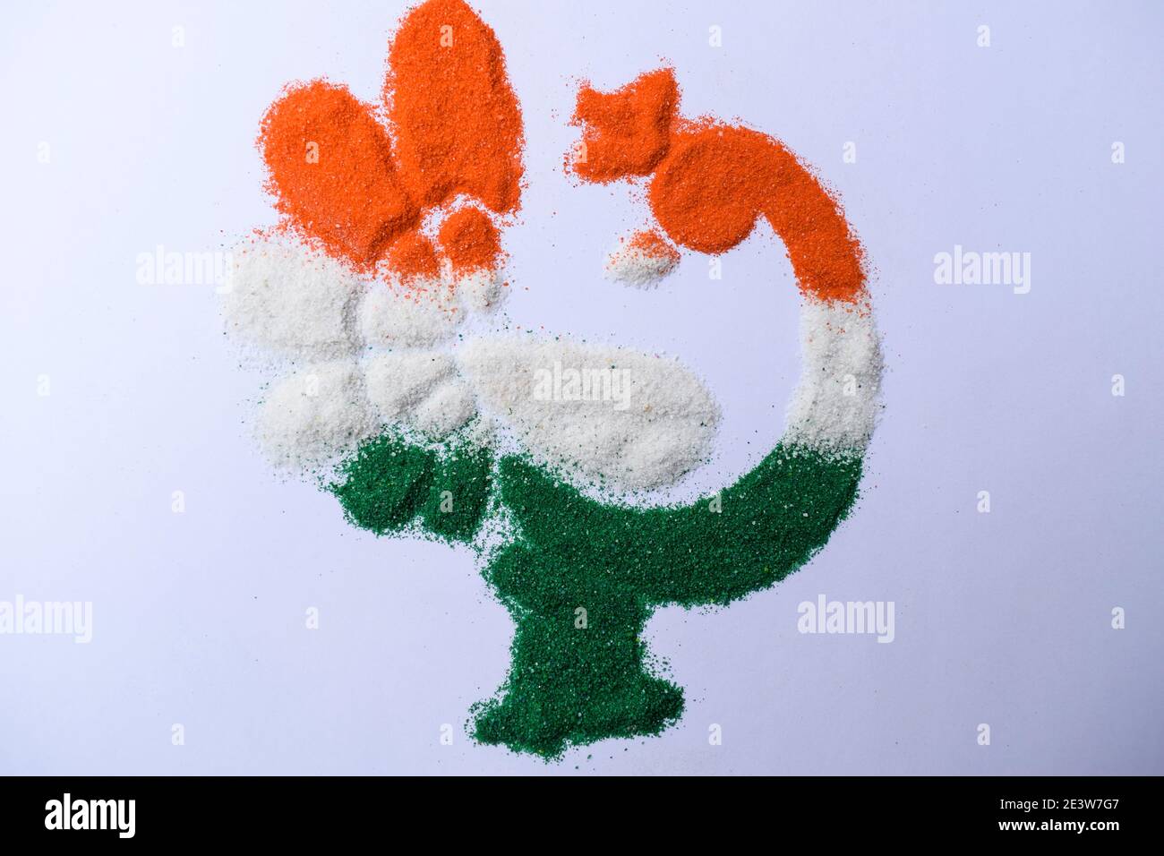 Trois rangoli de couleur Peacock dessin et coloré à l'occasion de la journée de la république indienne avec ashoka chakra. L'oiseau national de l'Inde Peacock Banque D'Images