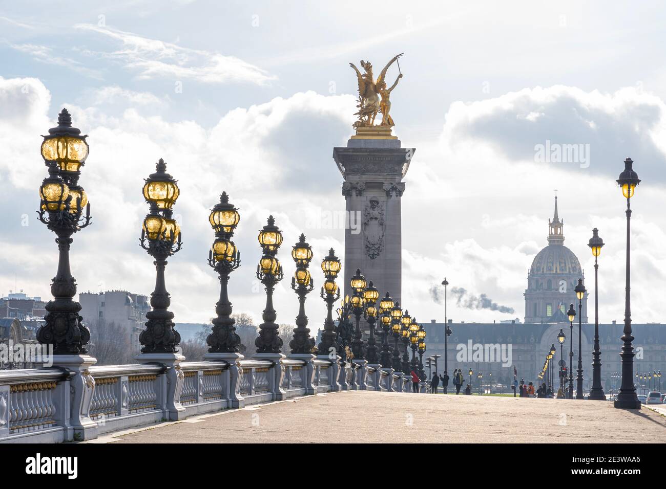 Paris, France - 12 30 2020 : quais de Seine. Vue de l'hôtel invalide depuis le pont Alexander III pendant Noël et le nouvel an Banque D'Images