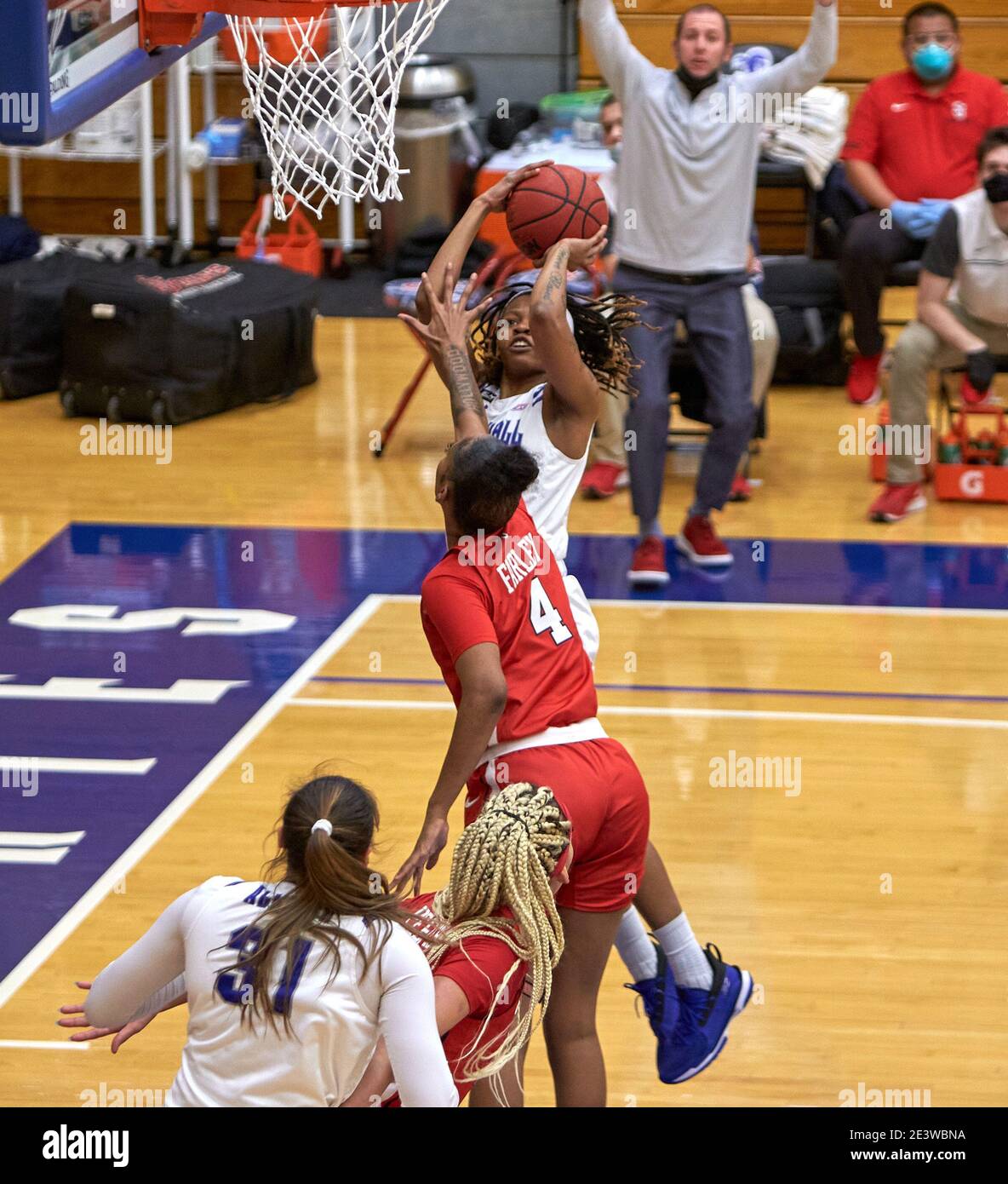 South Orange, New Jersey, États-Unis: 20 janvier 2021, Seton Hall Pirates garde Desiree Elmore (25) prend des photos au-dessus de la tempête rouge de St. John's Raven Farley (4) dans la première moitié au Walsh Gymnasium à South Orange, New Jersey. Seton Hall défait St. Johns 87-64. Duncan Williams/CSM crédit: CAL Sport Media/Alay Live News Banque D'Images