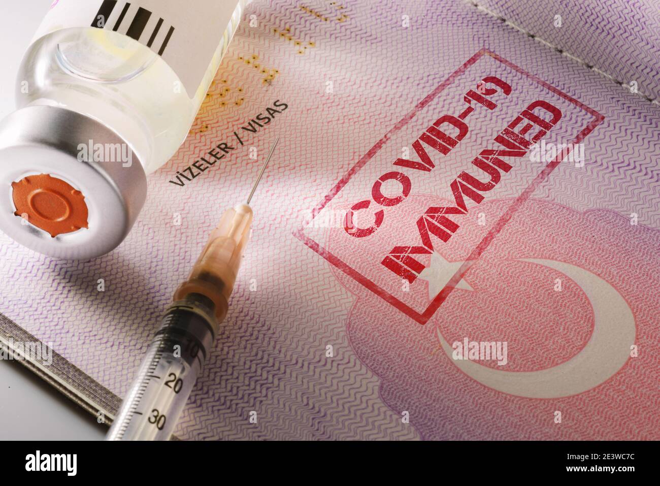 Gros plan d'une bouteille de vaccin contre le coronavirus et d'une seringue avec un passeport de dindes comme un passeport de vaccin Covid 19 texte immunitaire écrit sur la page. Banque D'Images Gros plan d'une bouteille de vaccin contre le coronavirus et d'une seringue avec un passeport de dindes comme un passeport de vaccin Covid 19 texte immunitaire écrit sur la page. Banque D'Images