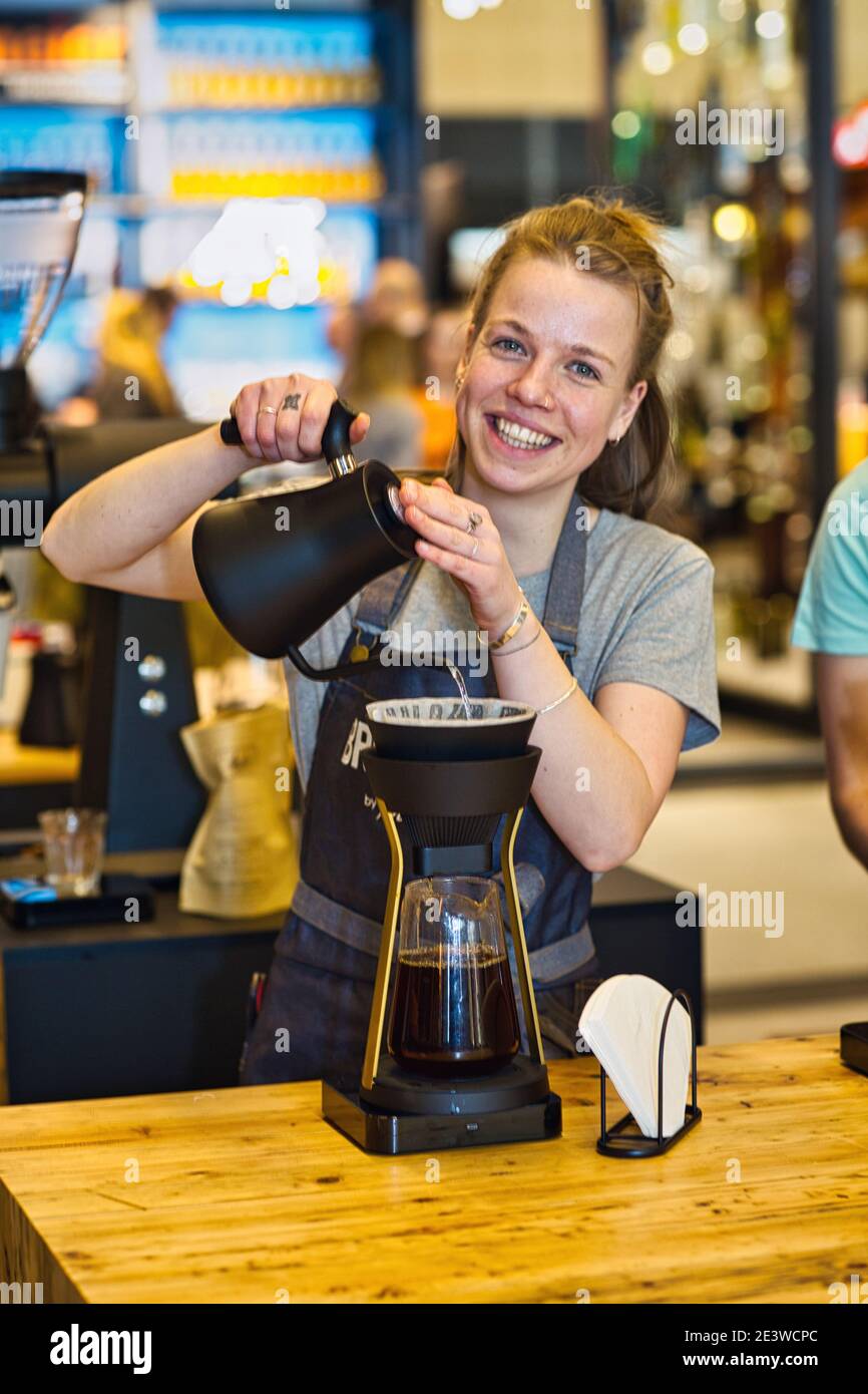 une femme barista verse du café dans le filtre melitta Banque D'Images