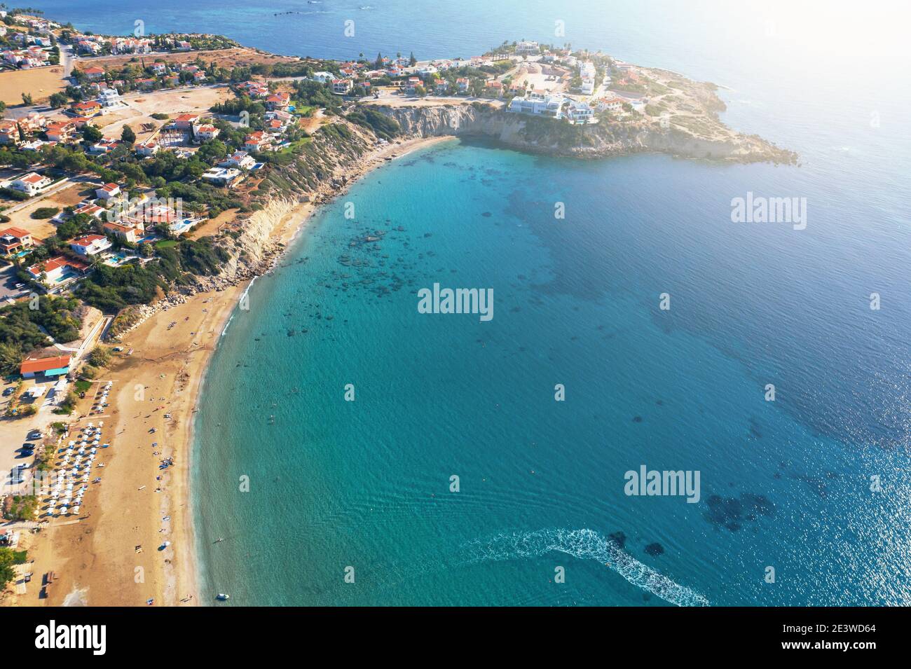 Vue aérienne de la plage de sable de la lagune de Chypre et de l'eau de mer bleue, station tropicale d'en haut. Banque D'Images