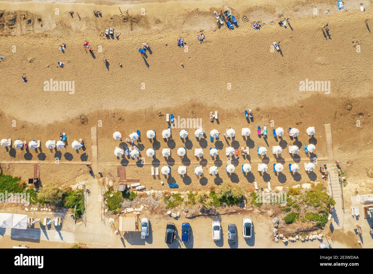 Plage de sable tropical avec parasols blancs, vue aérienne du dessus de drone. Banque D'Images