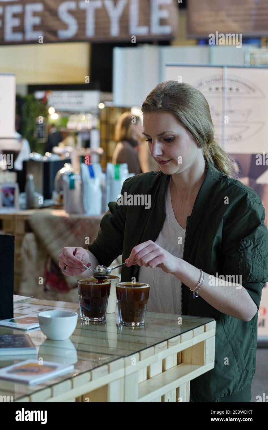 Défi de dégustation de café où les participants sont tenus d'identifier les différents goûts et odeurs Championnat de dégustation de la coupe allemande,2020 à Brême, Banque D'Images