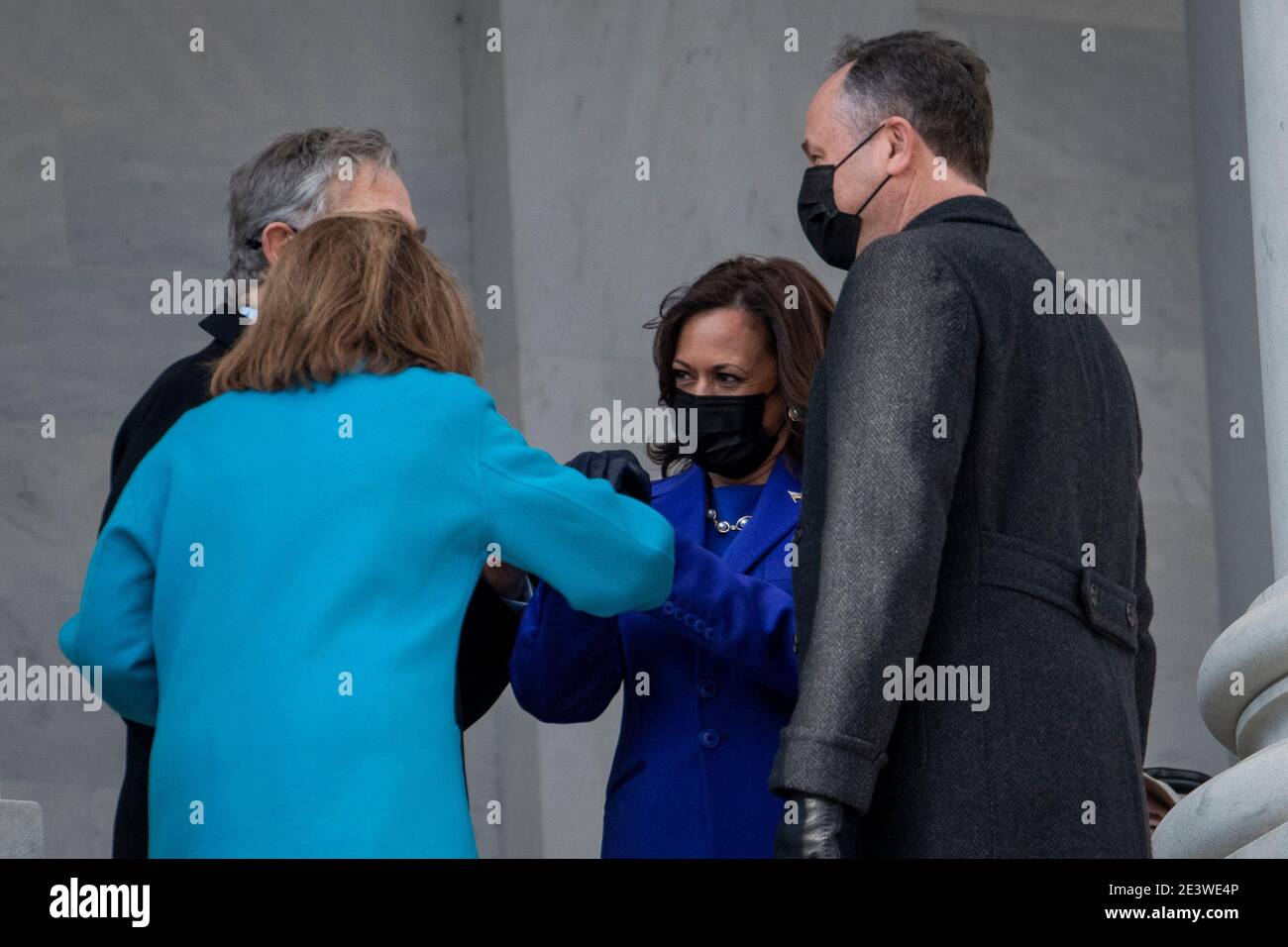 Président de la Chambre des représentants des États-Unis Nancy Pelosi (démocrate de Californie), deuxième de gauche, et Paul Francis Pelosi Sr., de gauche, s'entretenir avec le vice-président Kamala Harris, deuxième de droite, Et le deuxième monsieur Douglas Emhoff, à droite, au Capitole des États-Unis après qu'elle ait pris le serment d'office comme 49e vice-président des États-Unis à Washington, DC, le mercredi 20 janvier 2021. Crédit : Rod Lamkey/Pool via CNP | utilisation dans le monde entier Banque D'Images