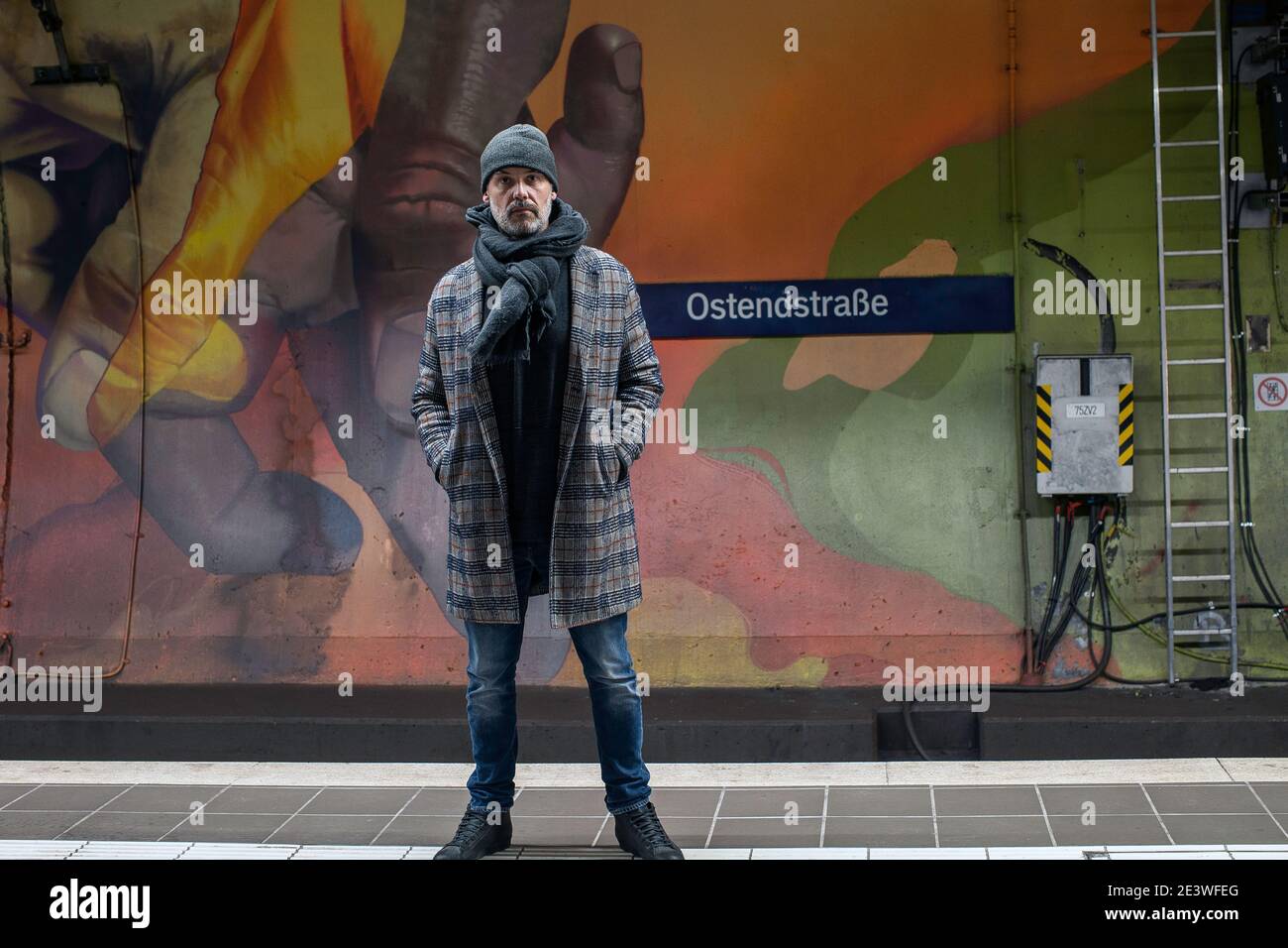 l'artiste allemand de graffiti case mallaim veille sa murale à Francfort S Bahn tunnel.Station de métro Ostendstrasse Banque D'Images