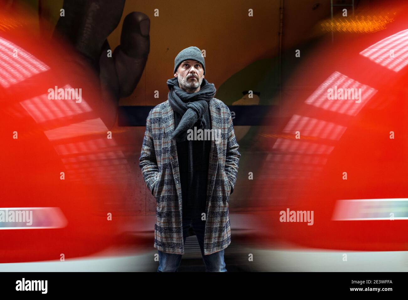 l'artiste allemand de graffiti case mallaim veille sa murale à Francfort S Bahn tunnel.Station de métro Ostendstrasse Banque D'Images