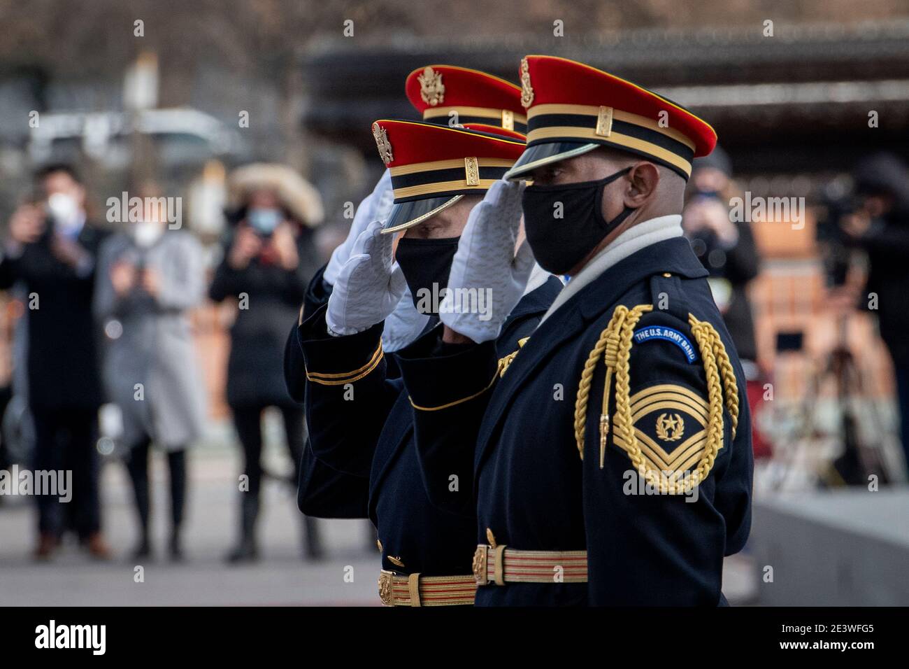 Les groupes militaires défilent devant le président Joe Biden et le vice-président Kamala Harris alors qu'ils se préparent à quitter le Capitole des États-Unis après avoir pris l'serment d'office comme 46e président et 49e vice-président des États-Unis à Washington, DC, le mercredi 20 janvier 2021. Crédit : Rod Lamkey/Pool via CNP | utilisation dans le monde entier Banque D'Images