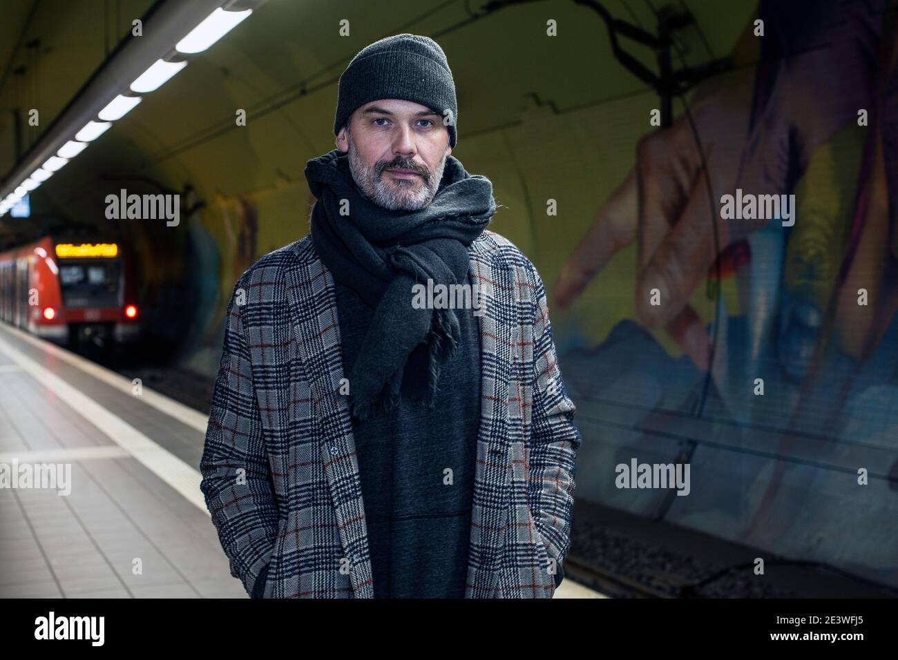 l'artiste allemand de graffiti case mallaim veille sa murale à Francfort S Bahn tunnel.Station de métro Ostendstrasse Banque D'Images