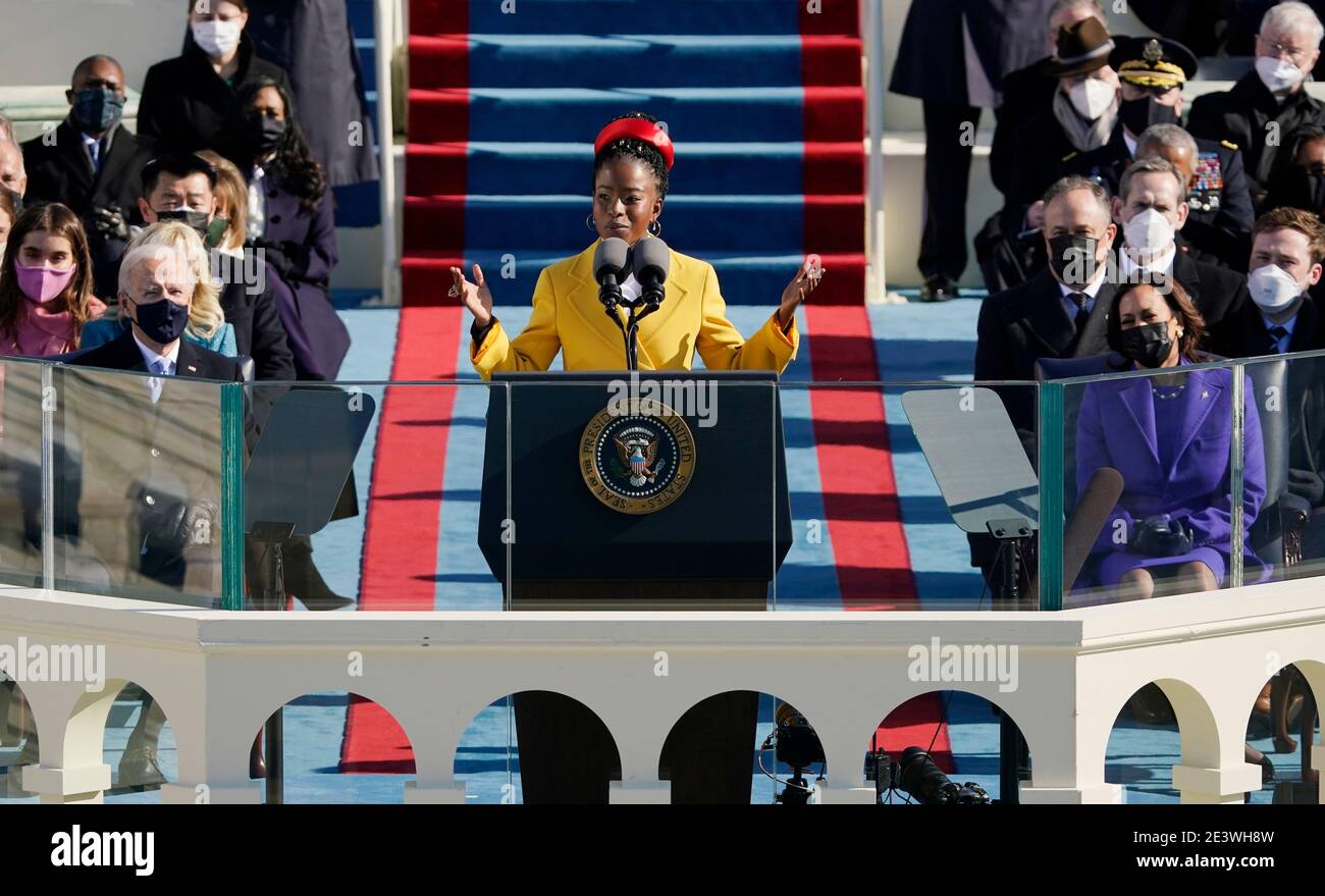 Washington, DC. 20 janvier 2021.le poète américain Amanda Gorman lit un poème lors de la 59ème inauguration présidentielle au Capitole des États-Unis à Washington, le mercredi 20 janvier 2021. Credit: dpa Picture Alliance/Alay Live News Banque D'Images