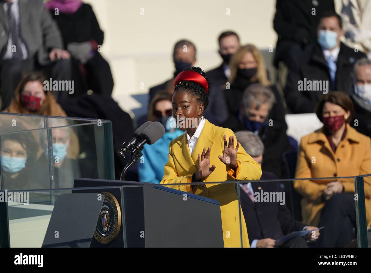 Amanda Gorman, poète et lauréate de la jeunesse nationale, lit un poème suivant le président des États-Unis Joe Biden qui a pris le serment d'office en tant que 46e président des États-Unis au Capitole des États-Unis à Washington, DC, le mercredi 20 janvier 2021. Crédit : Chris Kleponis/CNP/MediaPunch Banque D'Images