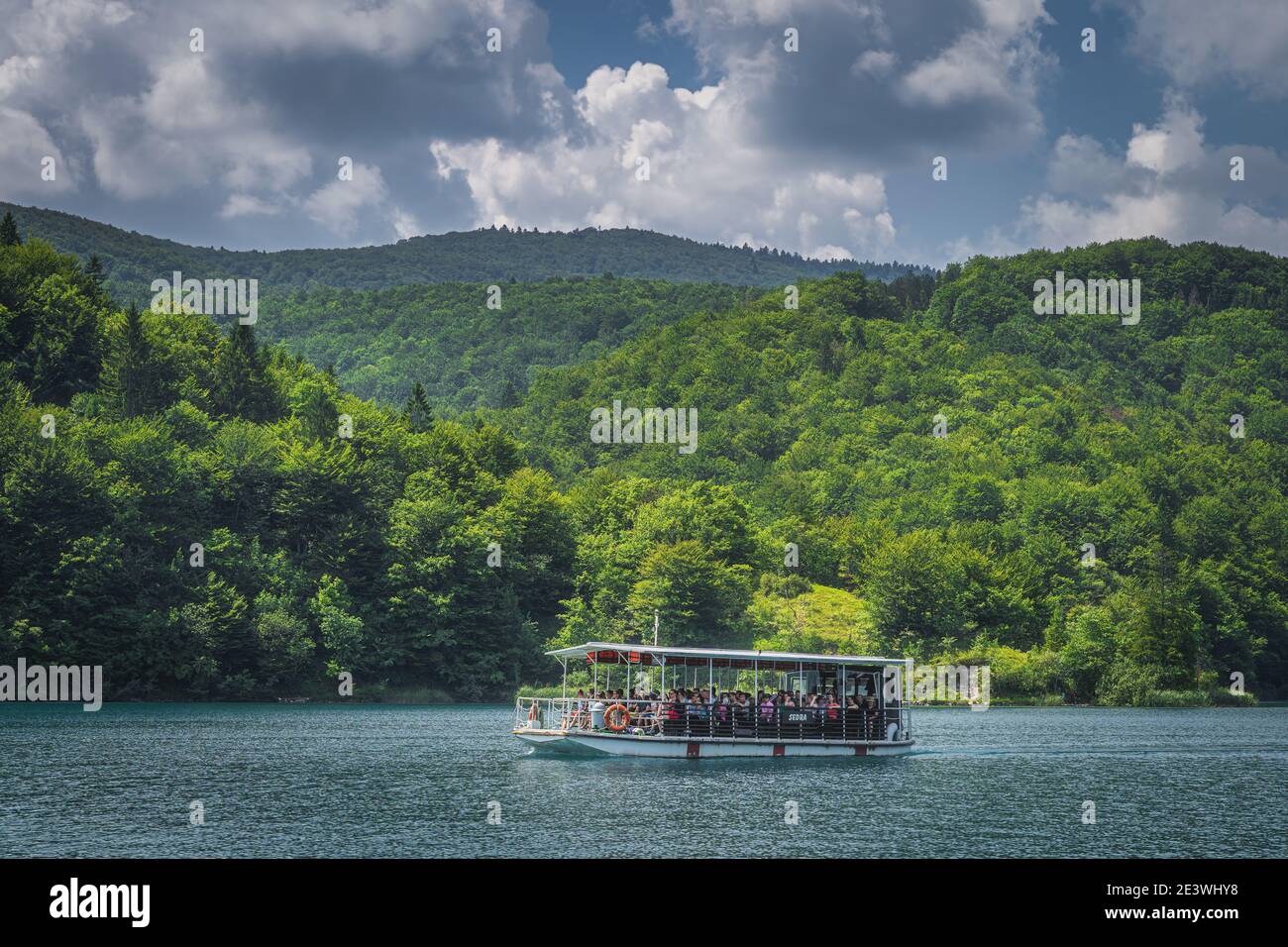 Plitvicka Jezera, Croatie, juillet 2019 Ferry avec des touristes sur un lac turquoise. Parc national des lacs de Plitvice Patrimoine mondial de l'UNESCO Banque D'Images