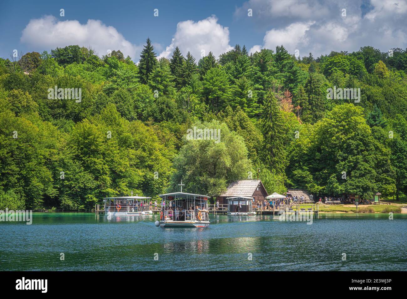 Plitvicka Jezera, Croatie, juillet 2019 Ferry avec des touristes partant du petit port pour traverser le lac. Parc national des lacs de Plitvice Patrimoine mondial de l'UNESCO Banque D'Images