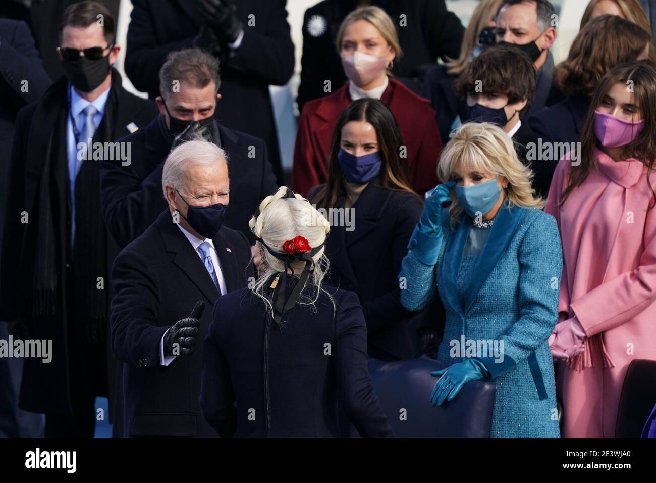 Joe Biden a parlé avec Lady Gaga après qu'elle ait joué l'hymne national. Biden a été assermenté en tant que 46e président des États-Unis à Capitol Hill à Washington, DC, le 20 janvier 2020. (Erin Schaff/The New York Times NYTINAUGNYTCREDIT: Erin Schaff/The New York Times/MediaPunch Banque D'Images