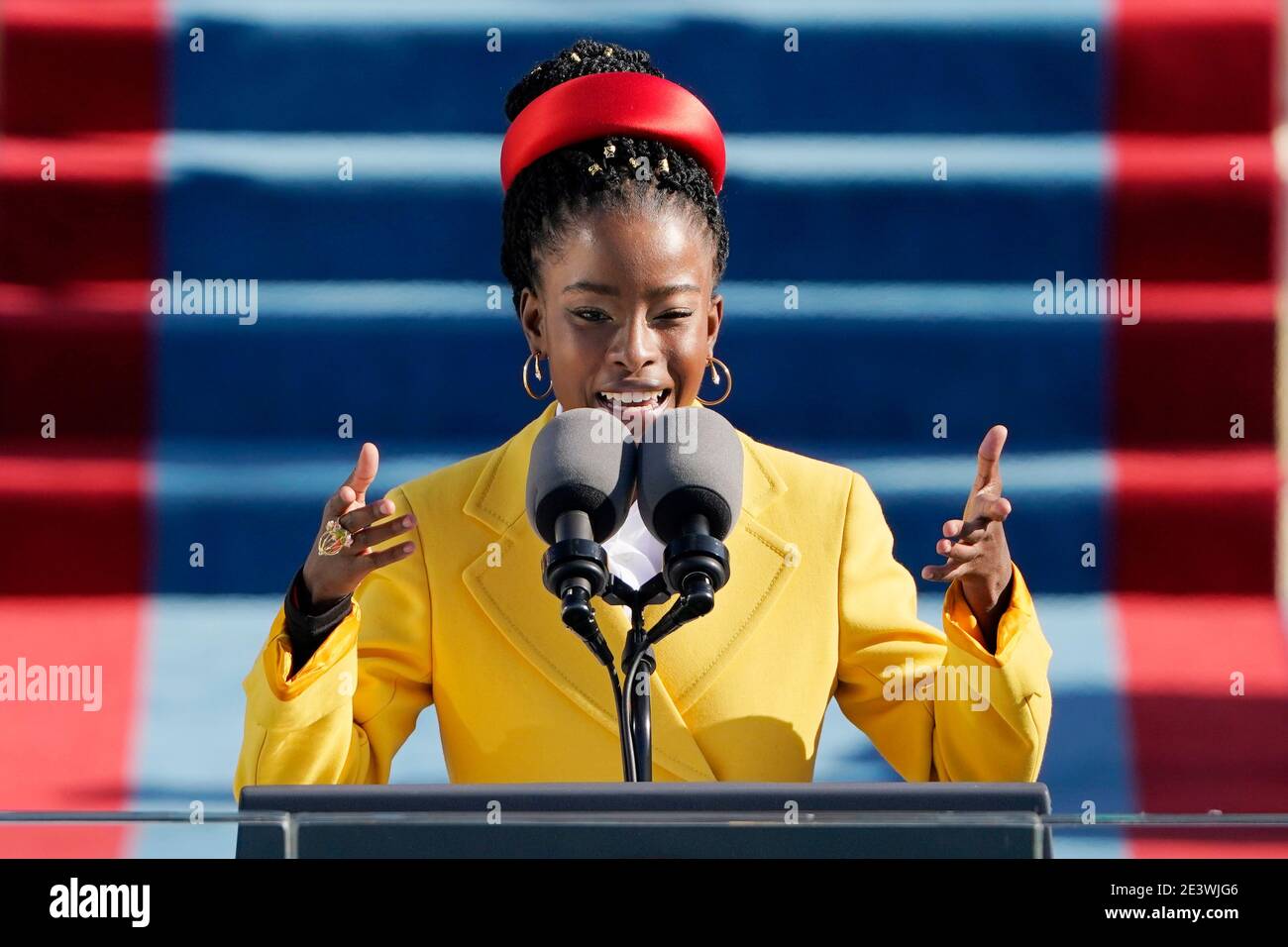 La poète américaine Amanda Gorman lit un poème lors de la 59ème inauguration présidentielle au Capitole des États-Unis à Washington, le mercredi 20 janvier 2021. (Photo AP/Patrick Semansky, piscine)/MediaPunch Banque D'Images