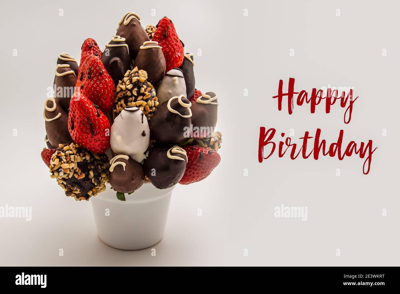 Carte De Voeux Pour Joyeux Anniversaire Avec Inscriptions Rouges Bouquet De Fleurs Comestibles Arrangement De Fraises Enrobees De Chocolat Isolees Sur Fond Blanc Photo Stock Alamy