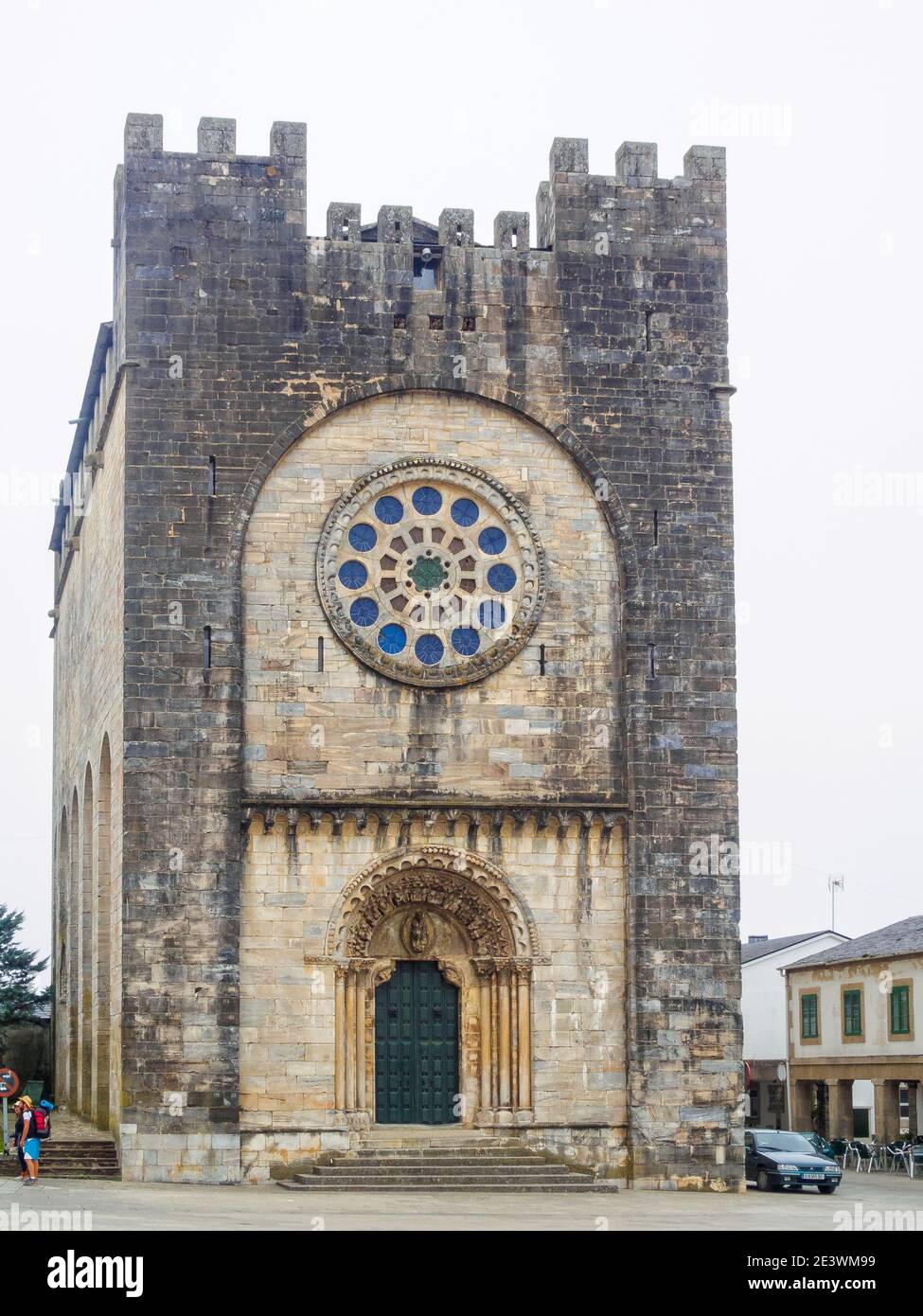 La forteresse comme église paroissiale romane de San Nicolas appartenait à l'ordre de Saint Jean de Jérusalem - Portomarin, Galice, Espagne Banque D'Images