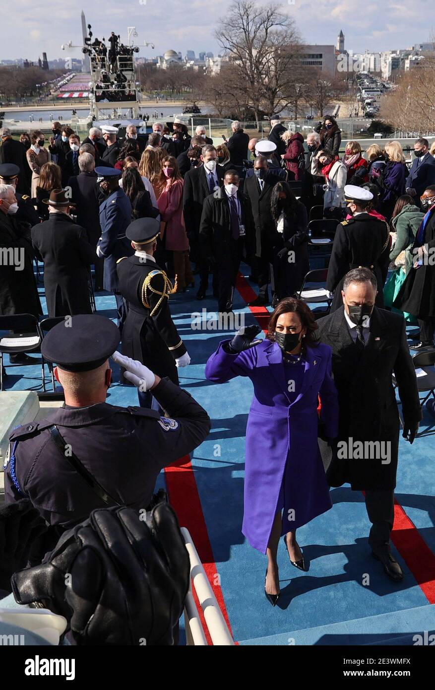 Le vice-président américain Kamala Harris et son conjoint Doug Emhoff partent après l'inauguration de Joe Biden à titre de 46e président des États-Unis sur le front ouest du Capitole des États-Unis à Washington, États-Unis, le 20 janvier 2021. Credit: Jonathan Ernst/Pool via CNP | usage dans le monde entier Banque D'Images