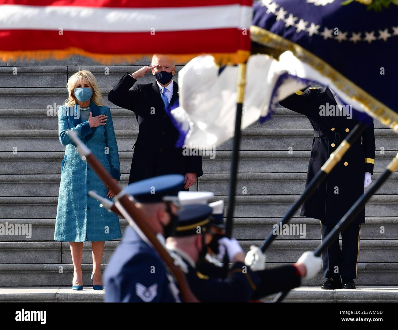 Washington, DC. Le 20 janvier 2021.le président des États-Unis Joe Biden salue sa femme Jill Biden met la main sur les marches est du capitole des États-Unis après que Biden ait prêté serment en tant que 46e président des États-Unis lors de la 59ème inauguration présidentielle à Washington, DC le mercredi 20 janvier 2021. Credit: dpa Picture Alliance/Alay Live News Banque D'Images