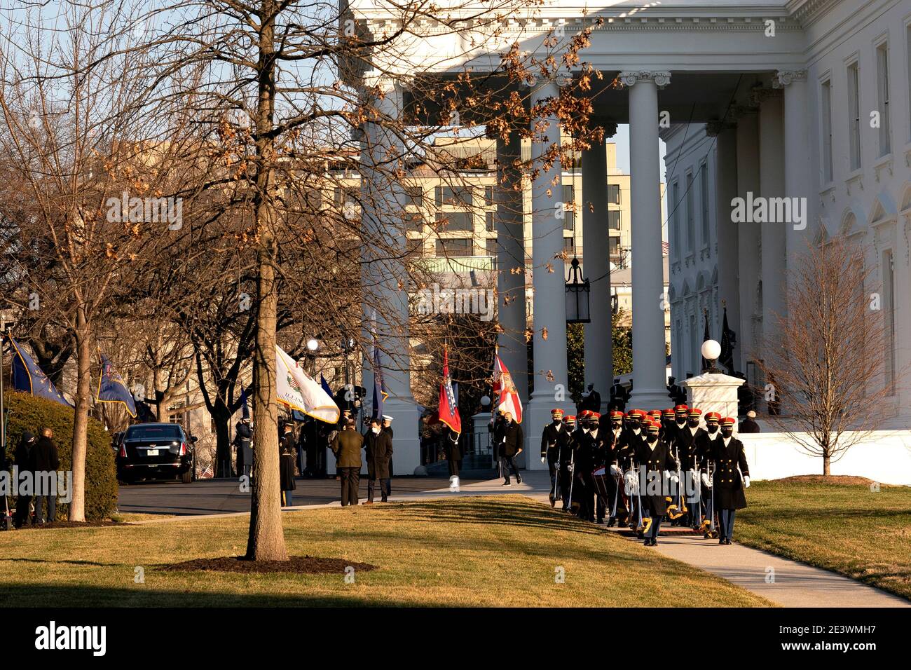 Washington, DC, États-Unis. 20 janvier 2021. La Marine Band marche à l'extérieur de la Maison Blanche à Washington, DC, États-Unis, le mercredi 20 janvier 2021. Trump a quitté Washington avec des Américains plus divisés politiquement et plus susceptibles d'être sans travail qu'à son arrivée, en attendant le procès pour sa deuxième destitution - une fin ignominieuse à l'une des présidences les plus agitées de l'histoire américaine. Credit: Stefani Reynolds/Pool via CNP | usage dans le monde crédit: dpa/Alay Live News Banque D'Images