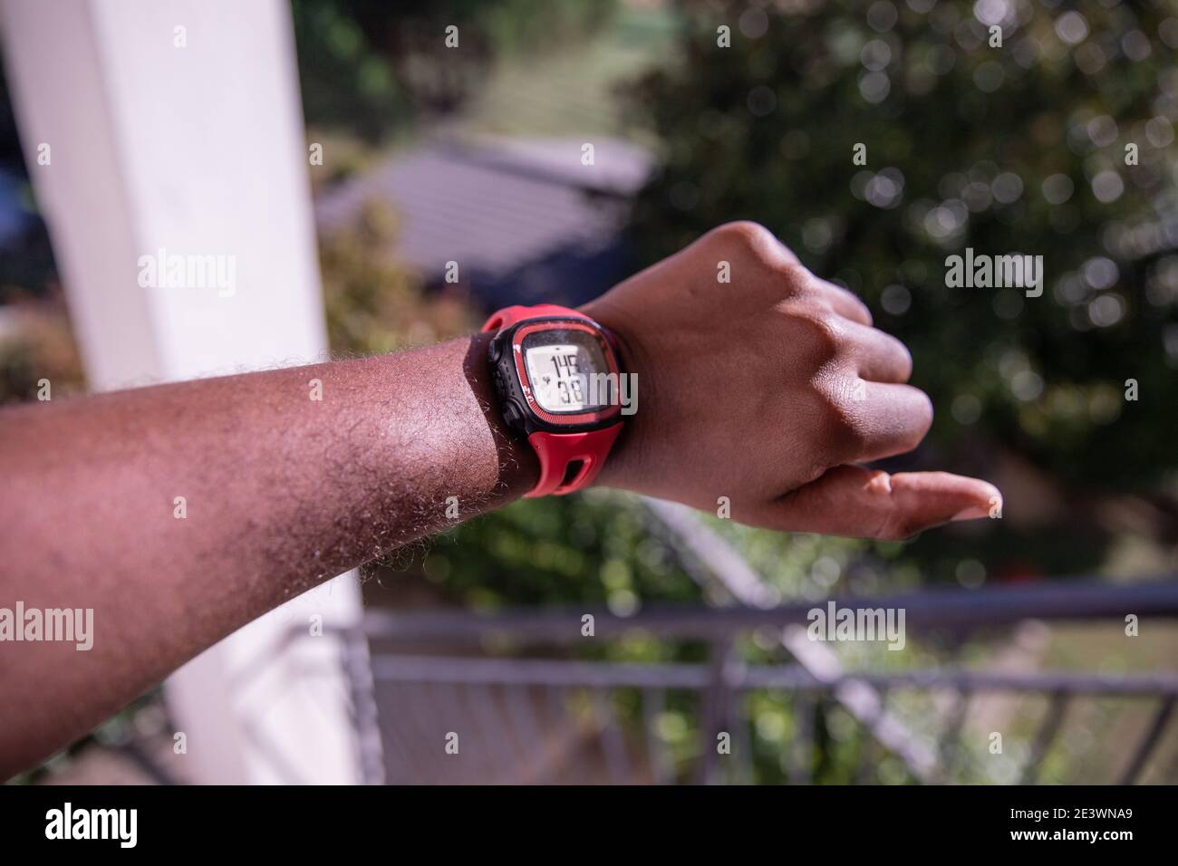Portrait d'une montre de sport utilisée après une course un garçon noir Banque D'Images