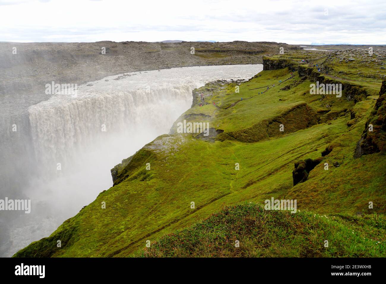 Belle vue de Dettifoss, une chute d'eau dans le parc national de Vatnajokull dans le nord-est de l'Islande pendant l'été Banque D'Images