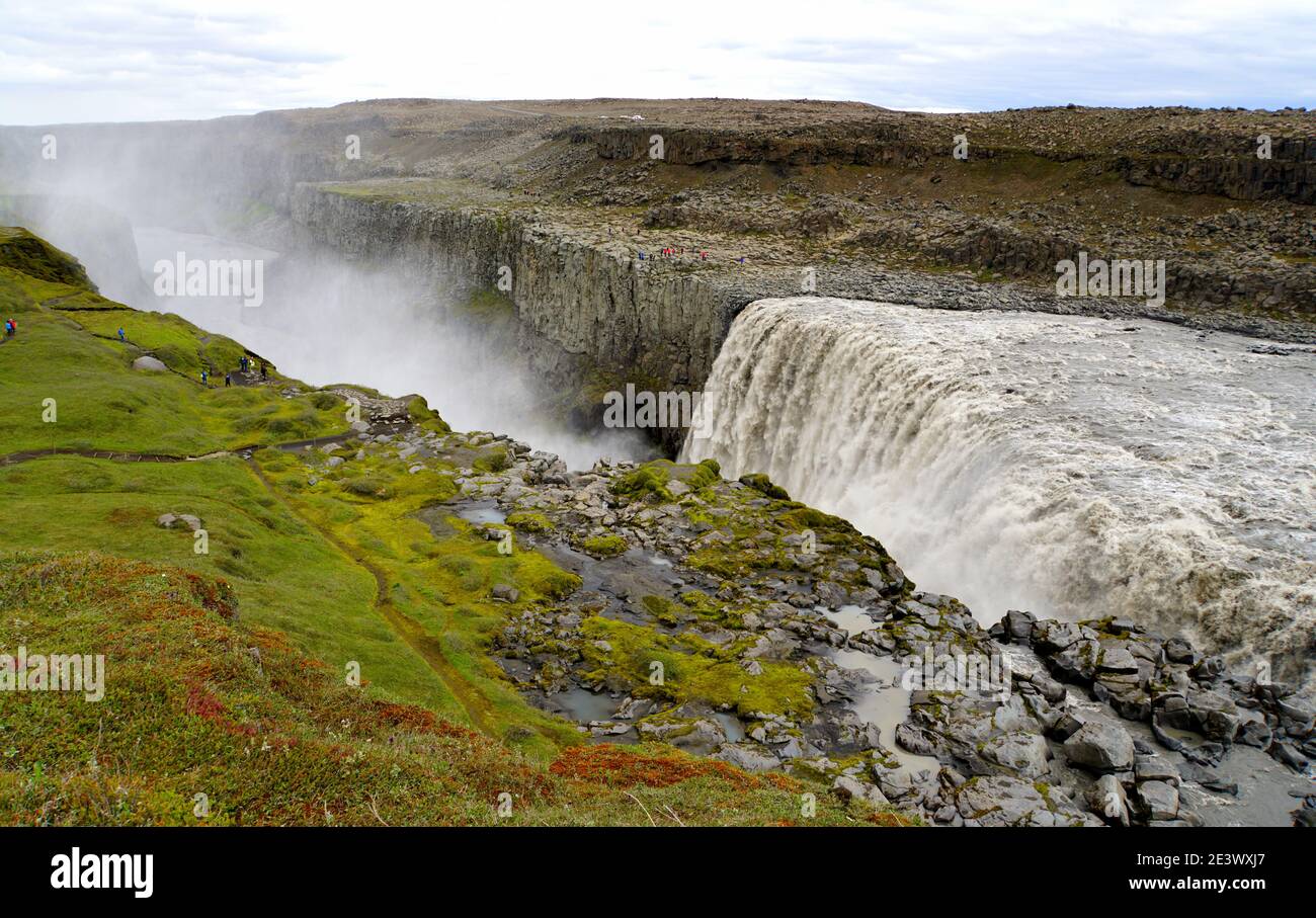 Belle vue de Dettifoss, une chute d'eau dans le parc national de Vatnajokull dans le nord-est de l'Islande pendant l'été Banque D'Images