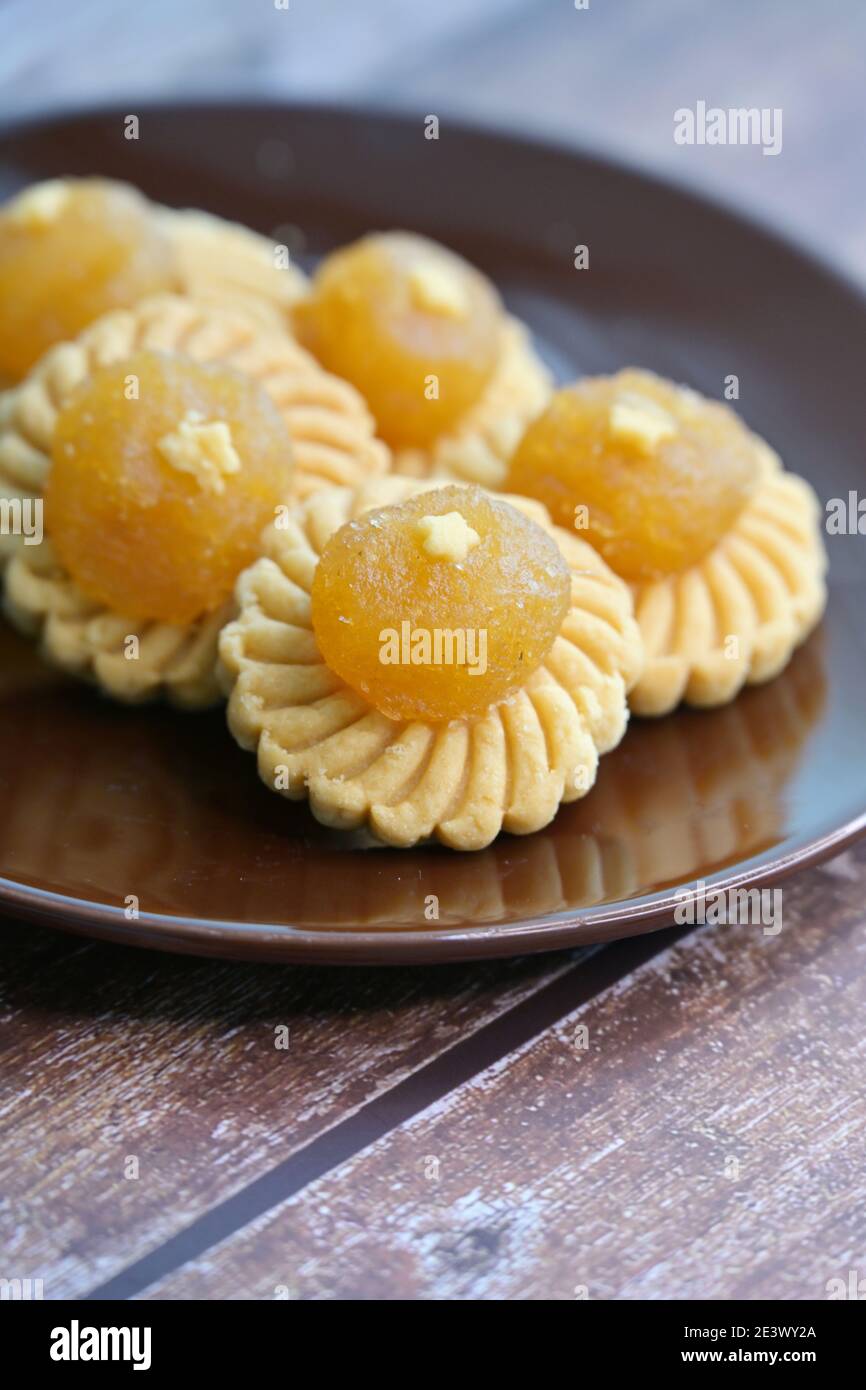 Tartes traditionnelles à l'ananas de Nyonya sur table, biscuits festifs particulièrement populaires lors de Hari Raya, nouvel an chinois à Singapour et en Malaisie Banque D'Images