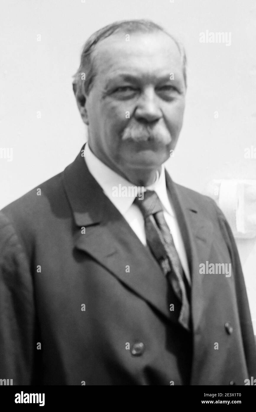 Sir Arthur Conan Doyle (1859-1930), médecin écossais, écrivain et créateur de Sherlock Holmes, à bord du navire Adriatique en juin 1922. Banque D'Images