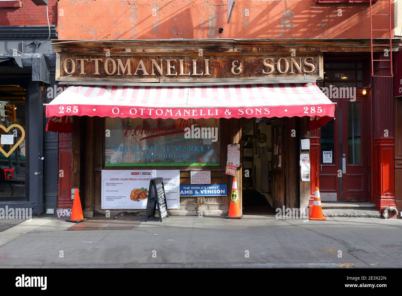 O Ottomanelli & Sons Meat Market, 285 Bleecker St, New York, NY. Façade extérieure d'une boucherie dans le quartier de Greenwich Village à Manhattan Banque D'Images