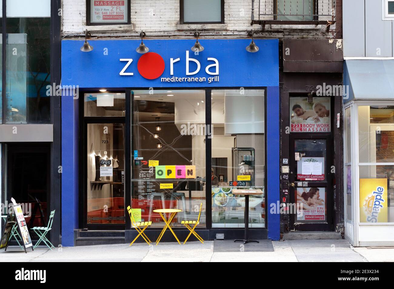 Zorba Grill, 723 3rd Ave, New York, NY. Façade extérieure d'un restaurant du Moyen-Orient dans Midtown Manhattan. Banque D'Images