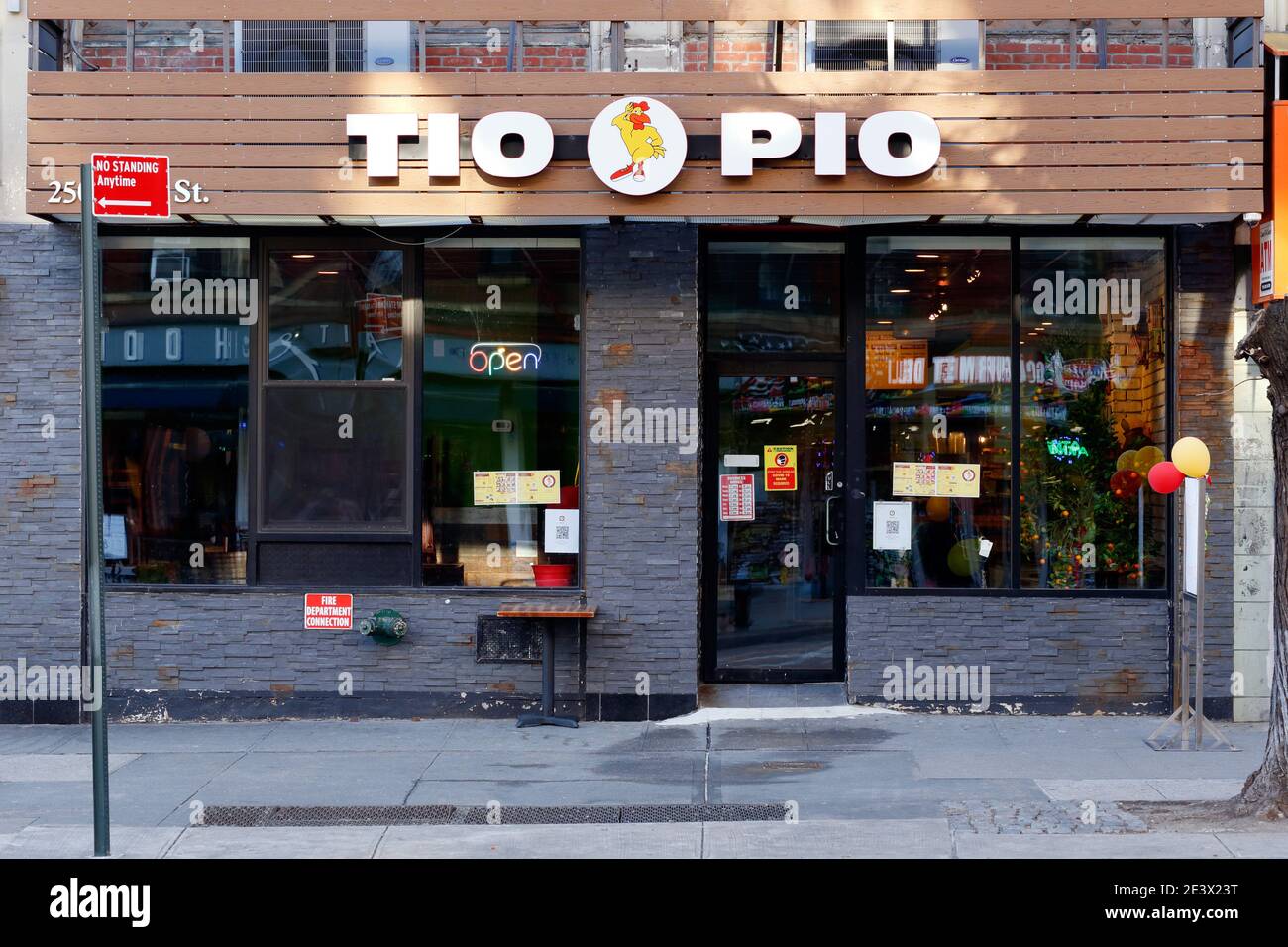 Tio Pio, 250 E 14th St, New York, NY. Façade extérieure d'une chaîne de poulet rôtisserie péruvienne dans le quartier East Village de Manhattan. Banque D'Images