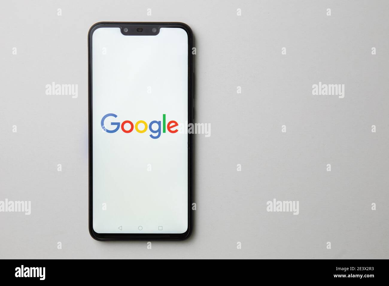 Kuala Lumpur, Malaisie - 23 juillet 2019 : smartphone affichant le logo Google sur fond blanc Banque D'Images