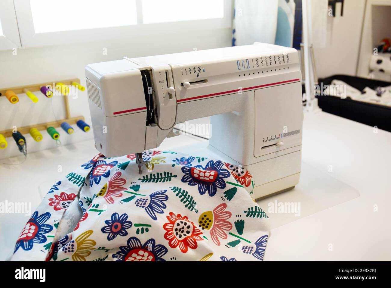 Fils colorés et machine à coudre sur la table Banque D'Images