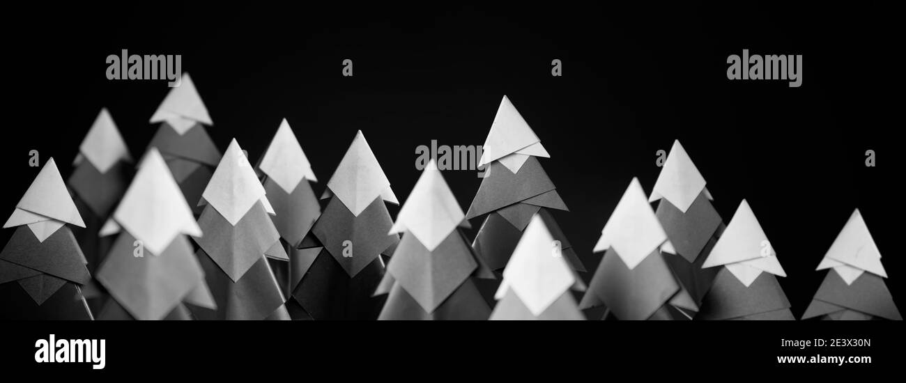 Arbre de Noël artisanal en papier origami fait à la main sur fond noir Banque D'Images