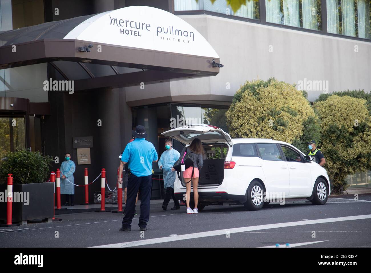 MELBOURNE, Australie. 21 janvier 2021. Un joueur de tennis est vu quitter le Grand Pullman Albert Park à Melbourne pour sa session d'entraînement.les joueurs de tennis et le soutien sont actuellement en quarantaine 14 jours après leur arrivée à Melbourne sur les vols internationaux, avant l'Open d'Australie 2021 et le chef de file dans les événements image Credit: brett keating/Alay Live News Banque D'Images